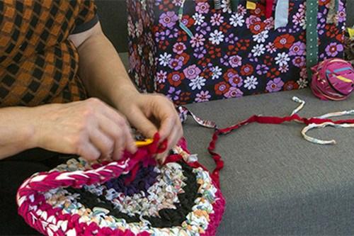 英80岁奶奶被困公厕4天 吃薄荷糖织围巾悠闲度日