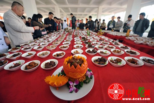 泉港猪脚美食节妙趣横生 赛吃喝玩乐齐上阵