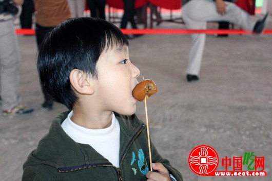 小食客独自享用刚做好的美味猪脚