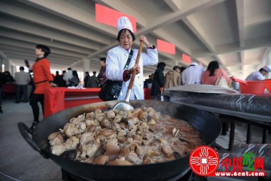 参赛选手精心烹煮