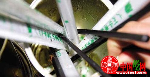 阿强酸菜鱼筷子筒里爬蟑螂 食用油无采购标签