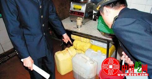 阿强酸菜鱼筷子筒里爬蟑螂 食用油无采购标签