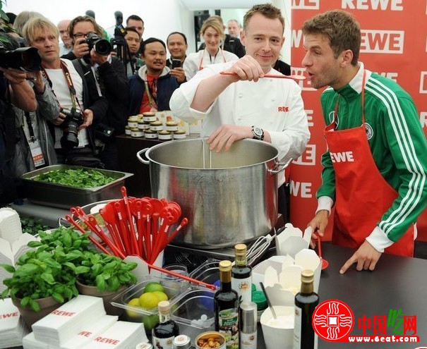 欧洲杯德国备战希腊 穆勒变身清新范厨师
