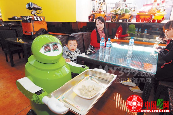 哈尔滨中央大街开办机器人主题餐厅 成国内第四家机器人餐厅
