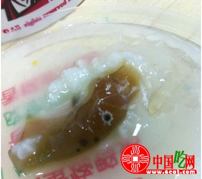 肯德基皮蛋瘦肉粥被爆发霉 店方：斑点为松花（图）