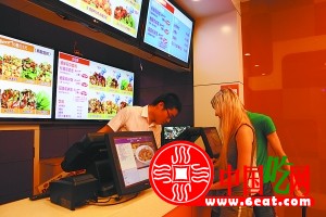 味之都快餐店推双拼套餐 实现配餐标准化