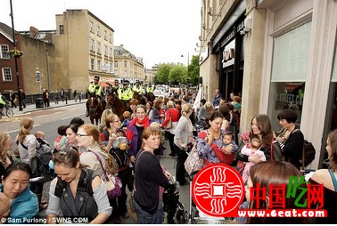 英国一餐厅禁止店内哺乳 遭200名母亲突袭