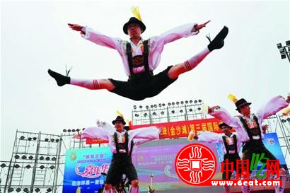 2012青岛金沙滩啤酒节8月5日结束 凭学生证门票5折