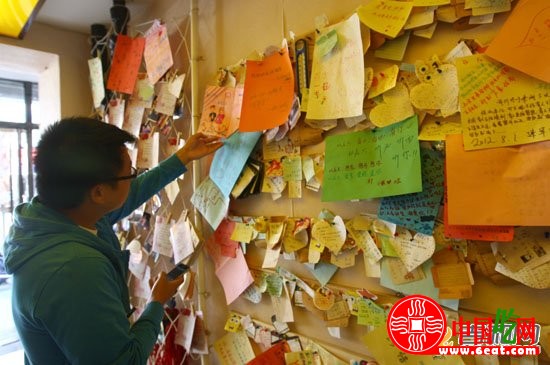 情侣主题餐厅：三面墙上挂满爱的宣言（图）