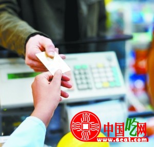 POS机一年刷走几十万元  餐饮业被