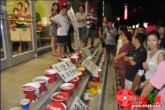 肯德基员工裸手制汉堡 顾客买22份全家桶堵门(组图)