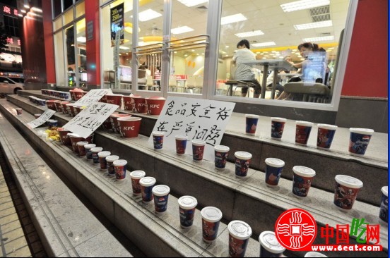 肯德基员工裸手制汉堡 顾客买22份全家桶堵门(组图)