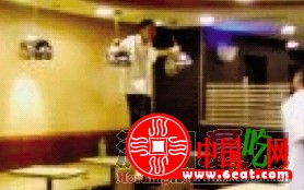 流浪汉进麦当劳餐厅遭驱赶  跳上桌子抗议（图）