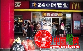 流浪汉进麦当劳餐厅遭驱赶  跳上桌子抗议（图）