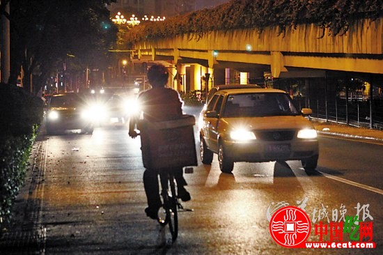 外卖送餐员途中被撞身亡 采访：没有部门负责（图）