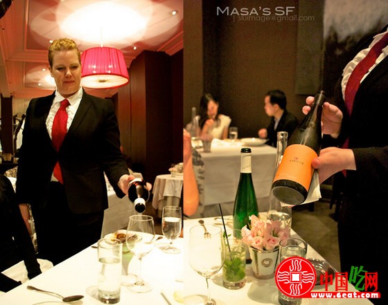 亲历美国高级法式餐厅 2千元没吃饱（图）