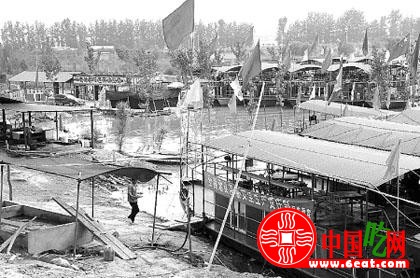 黄河餐饮店垃圾入河