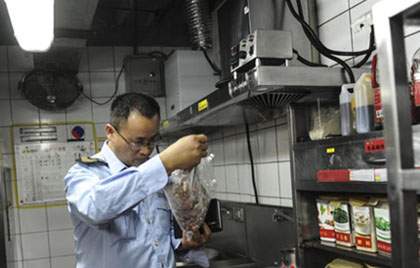 真功夫先吃出头发又吃出异物 索赔遭拒 