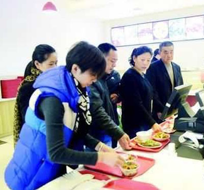 吉林市首家快餐示范店开张 8元吃饱10元吃好  