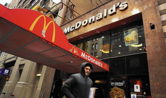 美麦当劳为9万员工涨薪资 饮品更换新包装