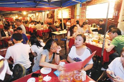 辣炒蛤蜊成青岛餐馆招牌菜 海鲜中价格最便宜