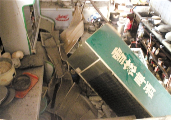 餐馆爆炸，后厨下水道沼气是元凶