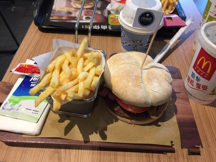 城会玩系列:麦当劳自创汉堡用餐体验