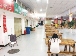 昆明一美食城开业后生意惨淡 商户怒了要打官司