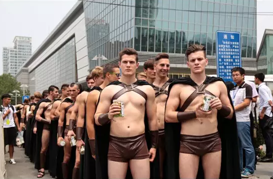 北京街头现斯巴达勇士原是沙拉店营销