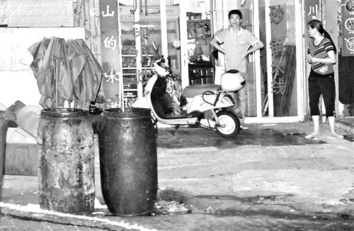 餐馆泔水没人收 无奈倒入下水道