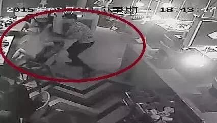 吃火锅遭遇热汤浇头 网友感谢服务员不杀之恩