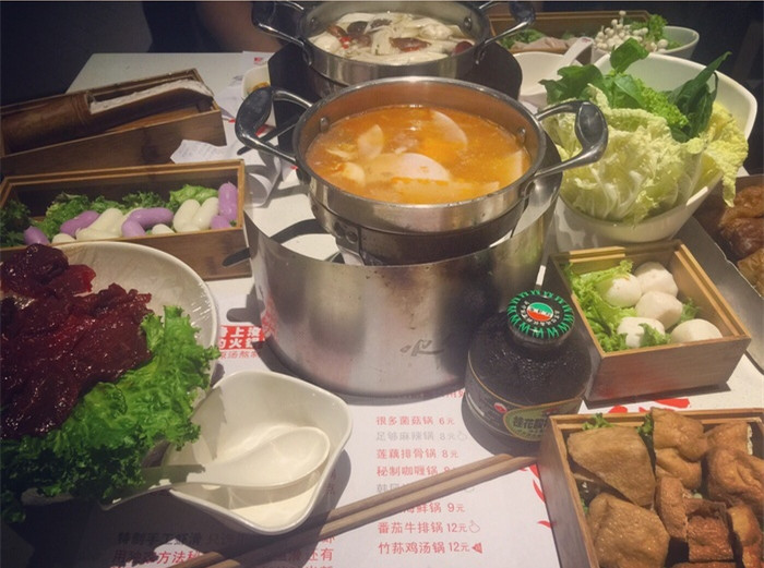 吃火锅遭遇热汤浇头 网友感谢服务员不杀之恩