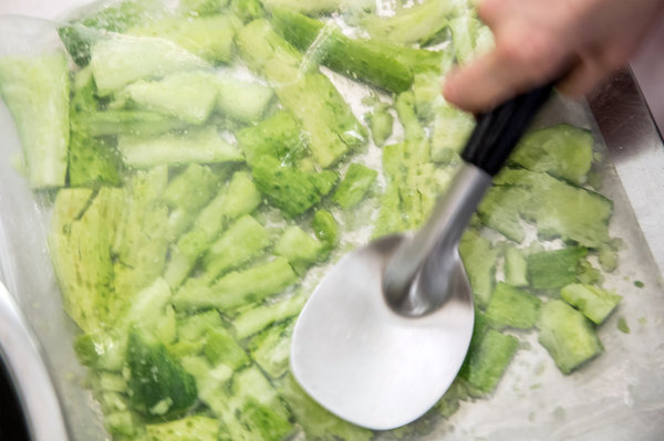 中国拍黄瓜爆红纽约 各色餐厅纷纷开始拍黄瓜