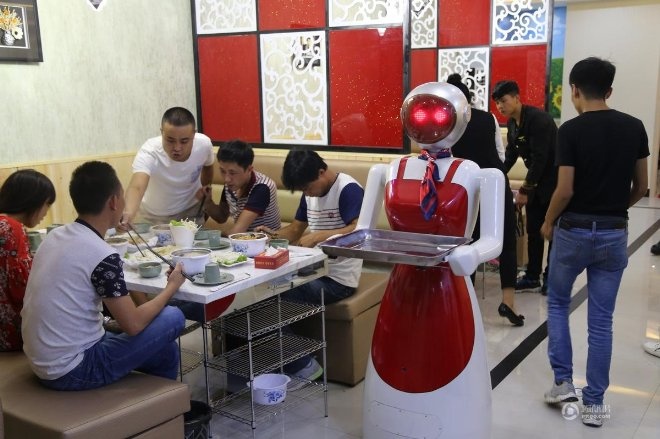 “女机器人”现身甘肃一餐厅 声音甜美端茶递菜