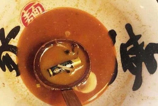 北京女子拉面吃出电池 店家称操作失误