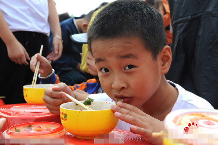 新纪录：辽宁大锅蒸螃蟹 淮南大鼎牛肉汤