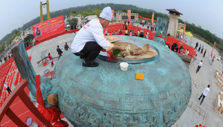 新纪录：辽宁大锅蒸螃蟹 淮南大鼎牛肉汤