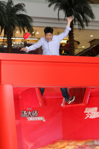 冰桶挑战第二战“呻吟”挑战登陆魔都――康师傅汤大师新品上市