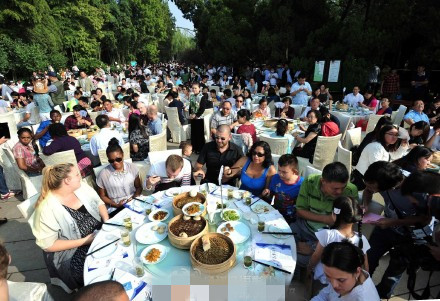 扬州千人早茶意义何在 盘点“人海战术”记录