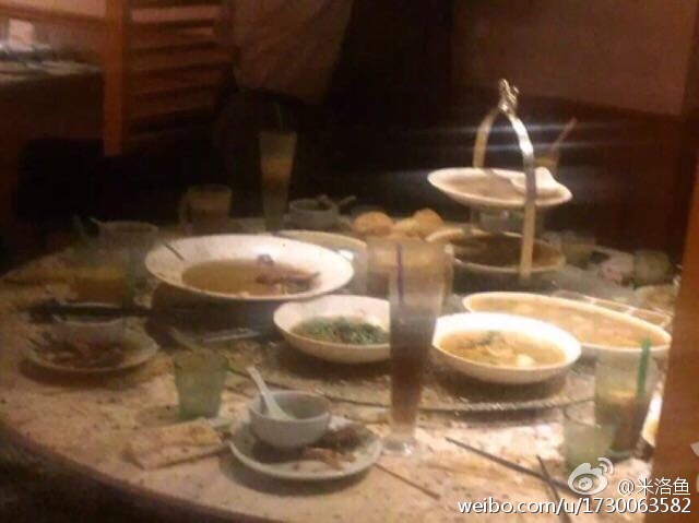 星怡会排污管道爆裂 顾客餐厅谁占理？