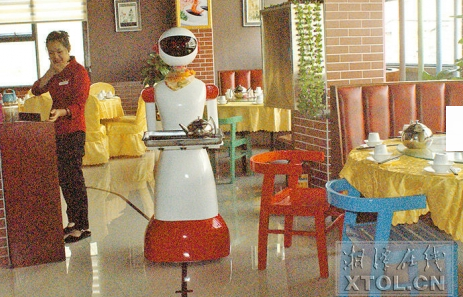 湘乡一餐厅现机器人服务员 会送菜说话“萌萌哒”