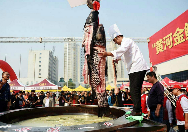 围观郑州美食节161.2斤鱼王熬汤