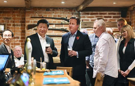 习近平卡梅伦赴酒吧小酌 吃炸鱼薯条赞VeryGood