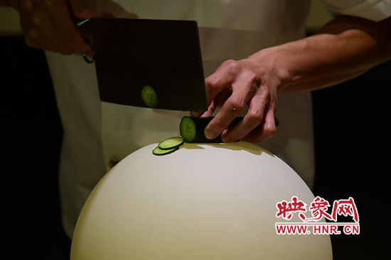 郑州厨师吹面成球 可在上面切菜作画