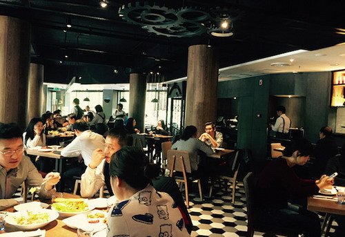 必胜客开了家工业风的高端店 