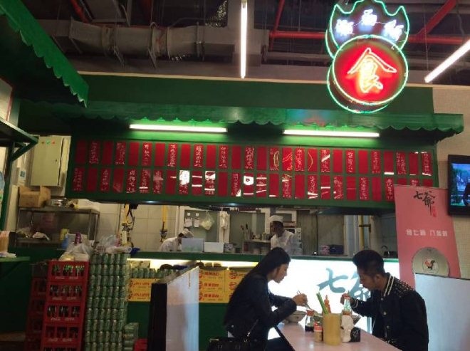 陈小春的面馆排队排到扰民 人多到被迫关店