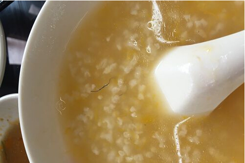 庆丰包子铺卫生问题频被曝 刷碗钢丝现粥碗中