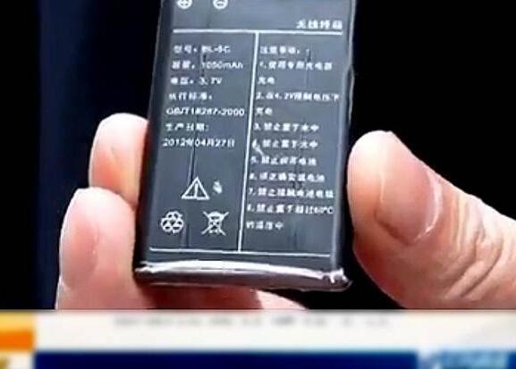 山东济南的张先生一家却因为在火锅店吃到一块手机电池，而分外糟心。火锅店负责人一开始写下保证书答应赔偿相关费用，后来反悔称手机电池不可能从厨房而来。