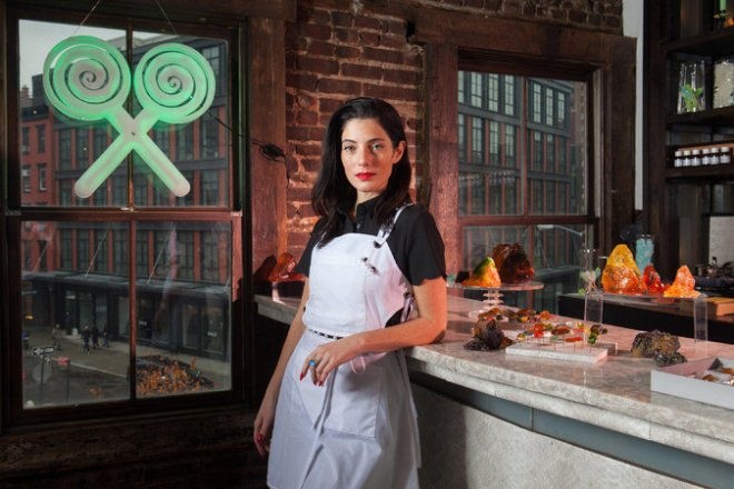 不管做的是胸罩、蛋糕还是糖 她都令人捉摸不透