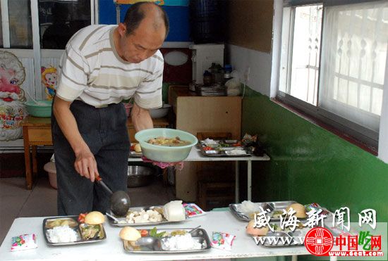 小饭桌经营者正在忙着为孩子准备午饭